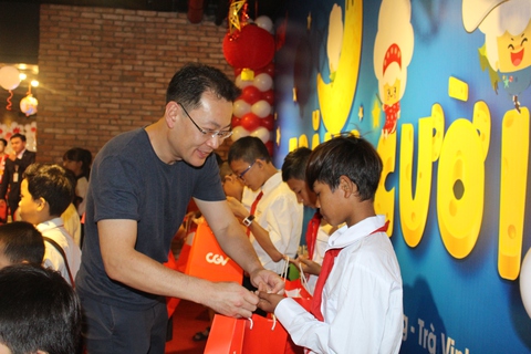 Vui Trăng Cười và trung thu yêu thương ấm áp tình nghệ sĩ - Ảnh 1. Vui Trăng Cười và trung thu yêu thương ấm áp tình nghệ sĩ - Ảnh 1.