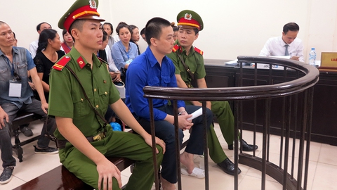 Nam nhân viên ngân hàng dâm ô bé gái lãnh án 2 năm tù - Ảnh 1. Nam nhân viên ngân hàng dâm ô bé gái lãnh án 2 năm tù - Ảnh 1.