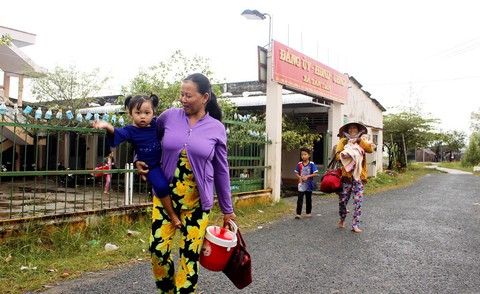 Dòng người tay xách nách mang về nhà với nụ cười tươi rói - Ảnh 1. Dòng người tay xách nách mang về nhà với nụ cười tươi rói - Ảnh 1.
