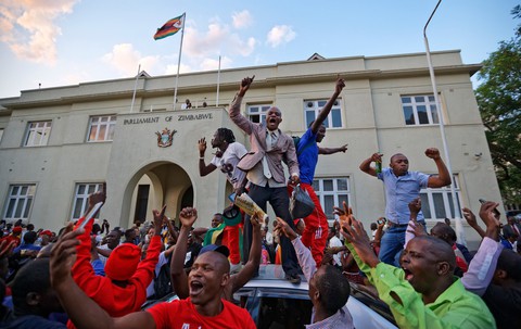 Tổng thống Zimbabwe bỏ ngai vàng, Trung Quốc hốt bạc - Ảnh 2. Tổng thống Zimbabwe bỏ ngai vàng, Trung Quốc hốt bạc - Ảnh 2.
