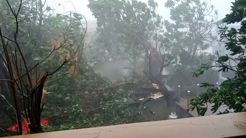 Bão quét Trường Sa, giàn pin mặt trời bị gió cuốn mất - Ảnh 7. Bão quét Trường Sa, giàn pin mặt trời bị gió cuốn mất - Ảnh 7.