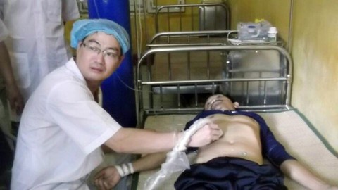 Đảo Phan Vinh, Trường Sa, cấp cứu ngư dân bị tàu lạ bắn - Ảnh 2. Đảo Phan Vinh, Trường Sa, cấp cứu ngư dân bị tàu lạ bắn - Ảnh 2.