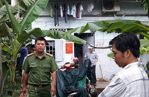 Đá công trình xây dựng rơi thủng mái nhà dân trong đêm mưa lớn - Ảnh 2. Đá công trình xây dựng rơi thủng mái nhà dân trong đêm mưa lớn - Ảnh 2.