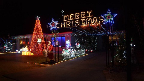 Đèn trang trí, giấy gói quà Noel... ra đời ra sao? - Ảnh 1. Đèn trang trí, giấy gói quà Noel... ra đời ra sao? - Ảnh 1.
