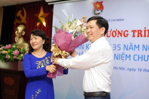 Trao kỷ niệm chương Vì thế hệ trẻ cho 14 cán bộ giáo dục - Ảnh 2. Trao kỷ niệm chương Vì thế hệ trẻ cho 14 cán bộ giáo dục - Ảnh 2.