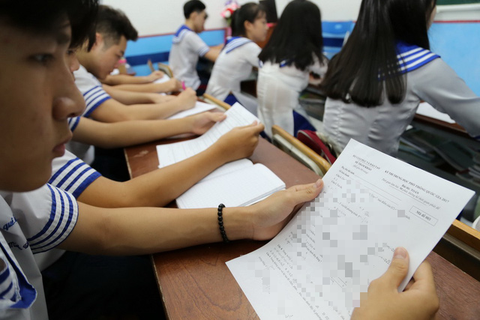 Chuyện đua đòi, bạo lực... vào đề thi học kỳ - Ảnh 1. Chuyện đua đòi, bạo lực... vào đề thi học kỳ - Ảnh 1.
