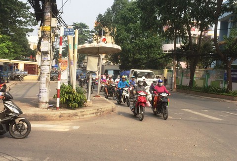 Dừng chờ đèn đỏ, một thiếu tá công an bị đánh trọng thương - Ảnh 1. Dừng chờ đèn đỏ, một thiếu tá công an bị đánh trọng thương - Ảnh 1.