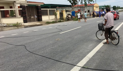 Vướng dây cáp điện sau bão, hai người chết - Ảnh 1. Vướng dây cáp điện sau bão, hai người chết - Ảnh 1.