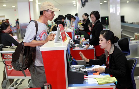 Không dùng thẻ đảng viên, bằng lái xe làm thủ tục đi máy bay - Ảnh 1. Không dùng thẻ đảng viên, bằng lái xe làm thủ tục đi máy bay - Ảnh 1.