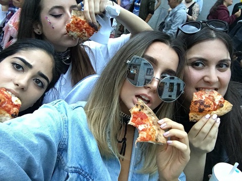 Bất ngờ hủy sô vì bệnh, Lady Gaga mua pizza xin lỗi fan - Ảnh 4. Bất ngờ hủy sô vì bệnh, Lady Gaga mua pizza xin lỗi fan - Ảnh 4.