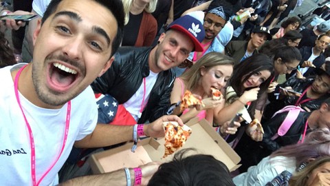 Bất ngờ hủy sô vì bệnh, Lady Gaga mua pizza xin lỗi fan - Ảnh 3. Bất ngờ hủy sô vì bệnh, Lady Gaga mua pizza xin lỗi fan - Ảnh 3.