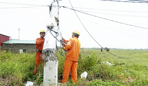 Quảng Bình khôi phục xong lưới điện hư do bão số 10 - Ảnh 1. Quảng Bình khôi phục xong lưới điện hư do bão số 10 - Ảnh 1.