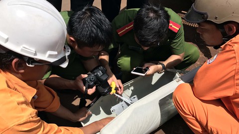 Điều tra vụ thanh niên đi vệ sinh ven đường bị điện giật chết - Ảnh 1. Điều tra vụ thanh niên đi vệ sinh ven đường bị điện giật chết - Ảnh 1.