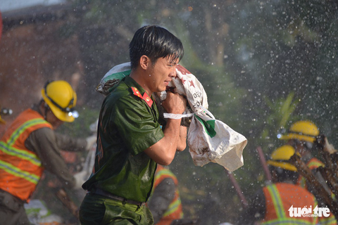 Dầm mình diễn tập xử lý vỡ bờ bao và ứng phó biểu tình - Ảnh 2. Dầm mình diễn tập xử lý vỡ bờ bao và ứng phó biểu tình - Ảnh 2.