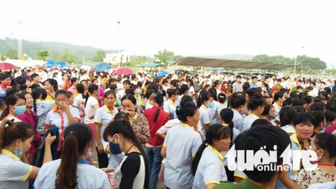 Công nhân Vina Thạch Thành tiếp tục đình công - Ảnh 1. Công nhân Vina Thạch Thành tiếp tục đình công - Ảnh 1.