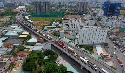 Hàng nghìn ôtô kẹt nhiều giờ trên cầu Phú Mỹ - Ảnh 7. Hàng nghìn ôtô kẹt nhiều giờ trên cầu Phú Mỹ - Ảnh 7.