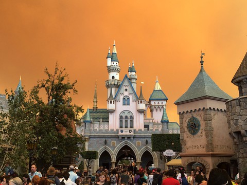 Cháy rừng khiến trời công viên Disneyland như trong phim ma - Ảnh 2. Cháy rừng khiến trời công viên Disneyland như trong phim ma - Ảnh 2.