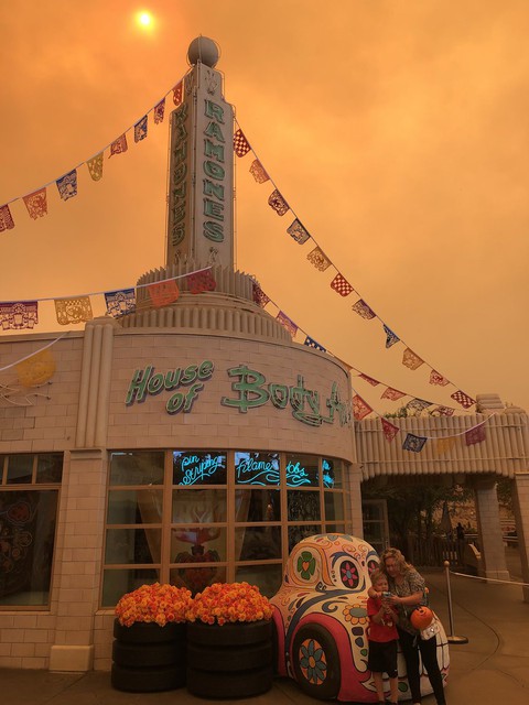 Cháy rừng khiến trời công viên Disneyland như trong phim ma - Ảnh 6. Cháy rừng khiến trời công viên Disneyland như trong phim ma - Ảnh 6.