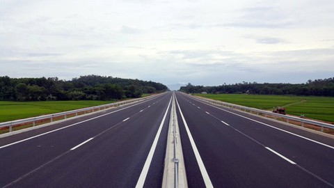 Tạm ngưng cho xe tải lớn đi trên cao tốc Đà Nẵng - Quảng Ngãi - Ảnh 1. Tạm ngưng cho xe tải lớn đi trên cao tốc Đà Nẵng - Quảng Ngãi - Ảnh 1.