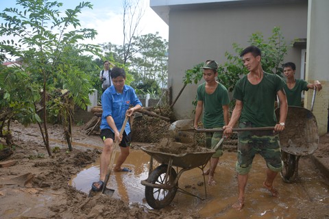 Hàng nghìn thanh niên tình nguyện giúp dân sau mưa lũ miền Bắc - Ảnh 7. Hàng nghìn thanh niên tình nguyện giúp dân sau mưa lũ miền Bắc - Ảnh 7.