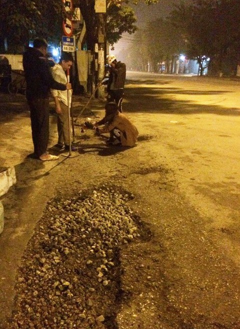 Những người nửa đêm đi vá đường - Ảnh 2. Những người nửa đêm đi vá đường - Ảnh 2.