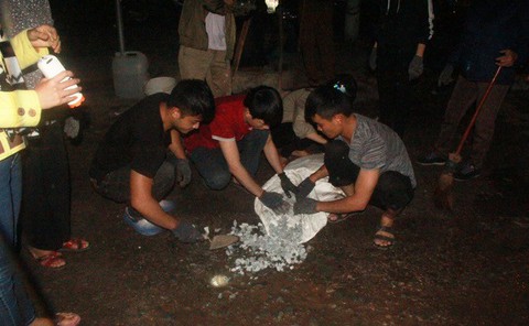 Những người nửa đêm đi vá đường - Ảnh 3. Những người nửa đêm đi vá đường - Ảnh 3.