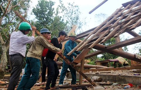 Sẽ dựng lại nhà từ quà của bạn đọc báo Tuổi Trẻ - Ảnh 1. Sẽ dựng lại nhà từ quà của bạn đọc báo Tuổi Trẻ - Ảnh 1.