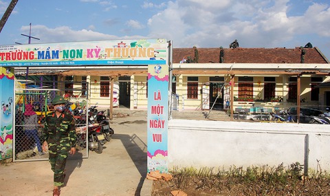 Sẽ dựng lại nhà từ quà của bạn đọc báo Tuổi Trẻ - Ảnh 9. Sẽ dựng lại nhà từ quà của bạn đọc báo Tuổi Trẻ - Ảnh 9.