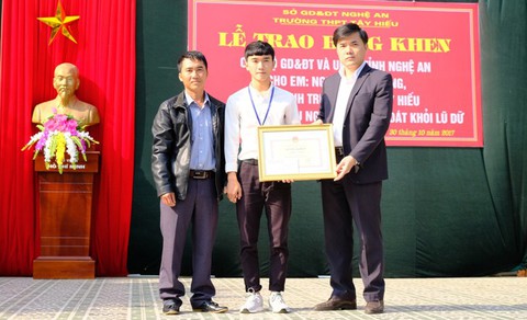 Bộ Giáo dục - đào tạo tặng bằng khen nam sinh cứu người trong lũ - Ảnh 1. Bộ Giáo dục - đào tạo tặng bằng khen nam sinh cứu người trong lũ - Ảnh 1.