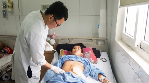 Cứu sống bệnh nhân Lào bị trúng 9 viên đạn ở ngực, bụng - Ảnh 1. Cứu sống bệnh nhân Lào bị trúng 9 viên đạn ở ngực, bụng - Ảnh 1.