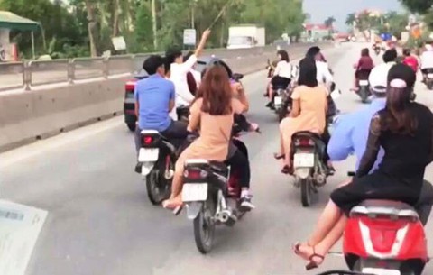 Cả đoàn rước dâu không mũ bảo hiểm, lạng lách trên quốc lộ - Ảnh 1. Cả đoàn rước dâu không mũ bảo hiểm, lạng lách trên quốc lộ - Ảnh 1.