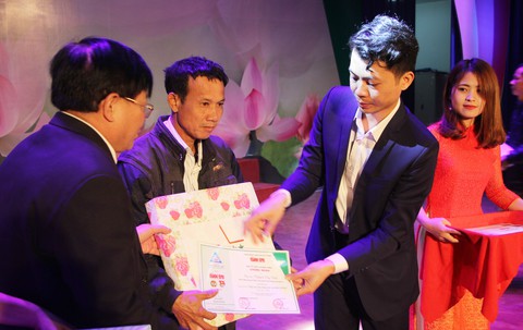 Dù nghèo khó cũng không để con dở dang học hành - Ảnh 1. Dù nghèo khó cũng không để con dở dang học hành - Ảnh 1.