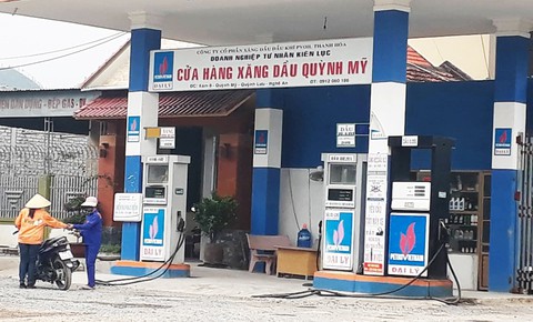 Khởi tố thêm 2 bị can trong đường dây bán xăng A92 dỏm - Ảnh 1. Khởi tố thêm 2 bị can trong đường dây bán xăng A92 dỏm - Ảnh 1.