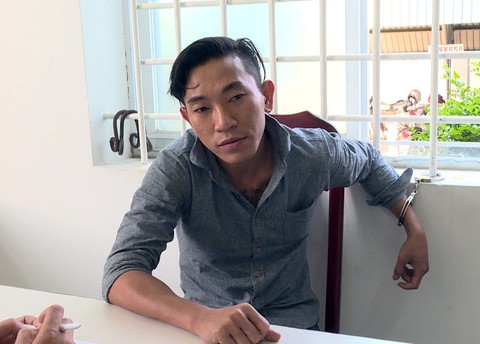 Bắt người lái ôtô chở nửa ký ma túy đá và nhiều dao kiếm - Ảnh 1. Bắt người lái ôtô chở nửa ký ma túy đá và nhiều dao kiếm - Ảnh 1.