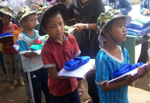 Quần áo mới cho trò nghèo vào năm học - Ảnh 1. Quần áo mới cho trò nghèo vào năm học - Ảnh 1.