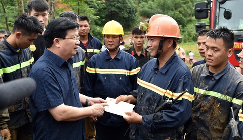 Tìm được 9 thi thể trong số 18 người bị vùi lấp tại Hòa Bình - Ảnh 13. Tìm được 9 thi thể trong số 18 người bị vùi lấp tại Hòa Bình - Ảnh 13.