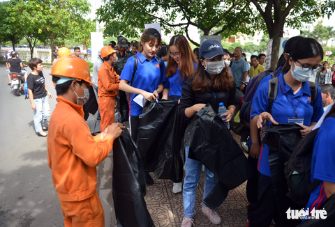Sinh viên tham gia dọn rác trong sự kiện ‘Sạch hơn nhé Sài Gòn’ - Ảnh 2. Sinh viên tham gia dọn rác trong sự kiện ‘Sạch hơn nhé Sài Gòn’ - Ảnh 2.