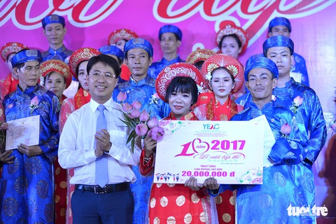 Hôn lễ ấm áp của những đôi uyên ương nghèo - Ảnh 7. Hôn lễ ấm áp của những đôi uyên ương nghèo - Ảnh 7.
