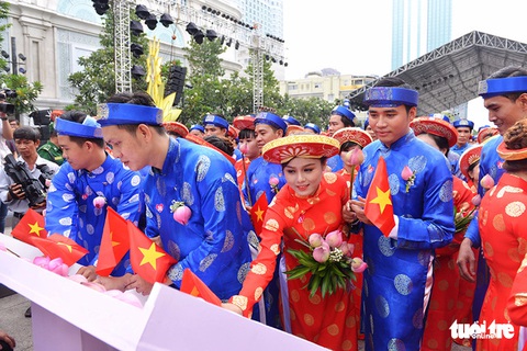 Hôn lễ ấm áp của những đôi uyên ương nghèo - Ảnh 18. Hôn lễ ấm áp của những đôi uyên ương nghèo - Ảnh 18.