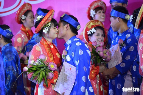 Hôn lễ ấm áp của những đôi uyên ương nghèo - Ảnh 9. Hôn lễ ấm áp của những đôi uyên ương nghèo - Ảnh 9.