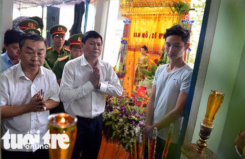 Đẫm nước mắt đồng đội, người thân tiễn đưa người lính trẻ - Ảnh 3. Đẫm nước mắt đồng đội, người thân tiễn đưa người lính trẻ - Ảnh 3.