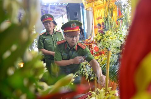 Người thân, đồng đội tiễn đưa đại úy Phạm Phi Long về đất mẹ - Ảnh 5. Người thân, đồng đội tiễn đưa đại úy Phạm Phi Long về đất mẹ - Ảnh 5.