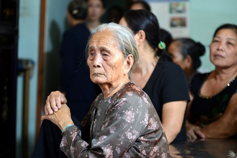 Người thân, đồng đội tiễn đưa đại úy Phạm Phi Long về đất mẹ - Ảnh 3. Người thân, đồng đội tiễn đưa đại úy Phạm Phi Long về đất mẹ - Ảnh 3.