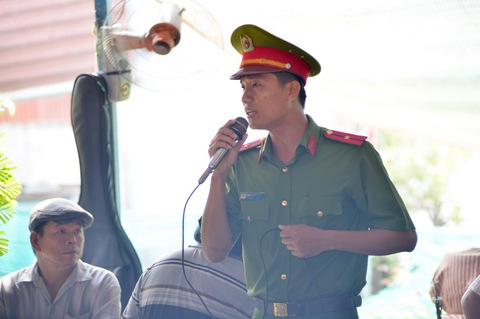 Người thân, đồng đội tiễn đưa đại úy Phạm Phi Long về đất mẹ - Ảnh 7. Người thân, đồng đội tiễn đưa đại úy Phạm Phi Long về đất mẹ - Ảnh 7.