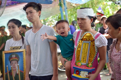 Người thân, đồng đội tiễn đưa đại úy Phạm Phi Long về đất mẹ - Ảnh 1. Người thân, đồng đội tiễn đưa đại úy Phạm Phi Long về đất mẹ - Ảnh 1.