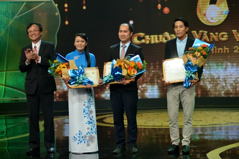 Nguyễn Văn Khởi giành Chuông vàng vọng cổ 2017 với 100 triệu đồng - Ảnh 10. Nguyễn Văn Khởi giành Chuông vàng vọng cổ 2017 với 100 triệu đồng - Ảnh 10.