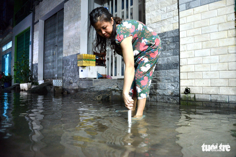 Không mưa, người Sài Gòn vẫn bì bõm lội nước - Ảnh 12. Không mưa, người Sài Gòn vẫn bì bõm lội nước - Ảnh 12.