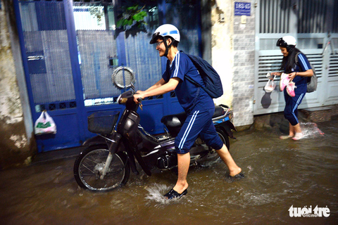 Không mưa, người Sài Gòn vẫn bì bõm lội nước - Ảnh 10. Không mưa, người Sài Gòn vẫn bì bõm lội nước - Ảnh 10.