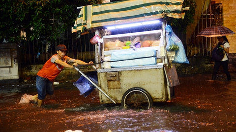 Ngập nặng ở Bình Thạnh sau cơn mưa lớn - Ảnh 5. Ngập nặng ở Bình Thạnh sau cơn mưa lớn - Ảnh 5.