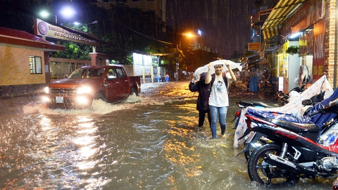 Ngập nặng ở Bình Thạnh sau cơn mưa lớn - Ảnh 3. Ngập nặng ở Bình Thạnh sau cơn mưa lớn - Ảnh 3.